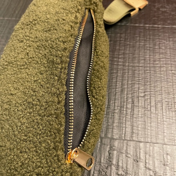 BEARPAW SHEARLING FANNY PACK CROSSBODY BELT BAG NWT - Picture 10 of 11